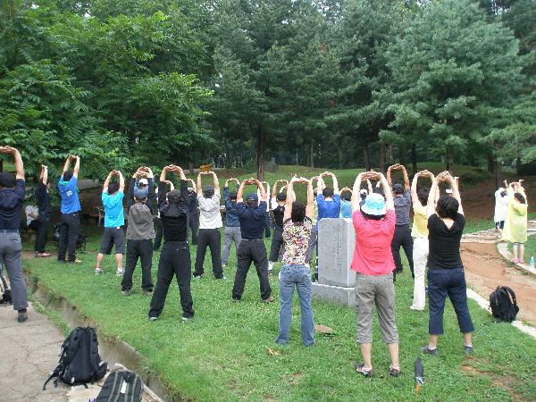 0531_마니산을_찾은_관광객들이_기체조를_하고있다[1]